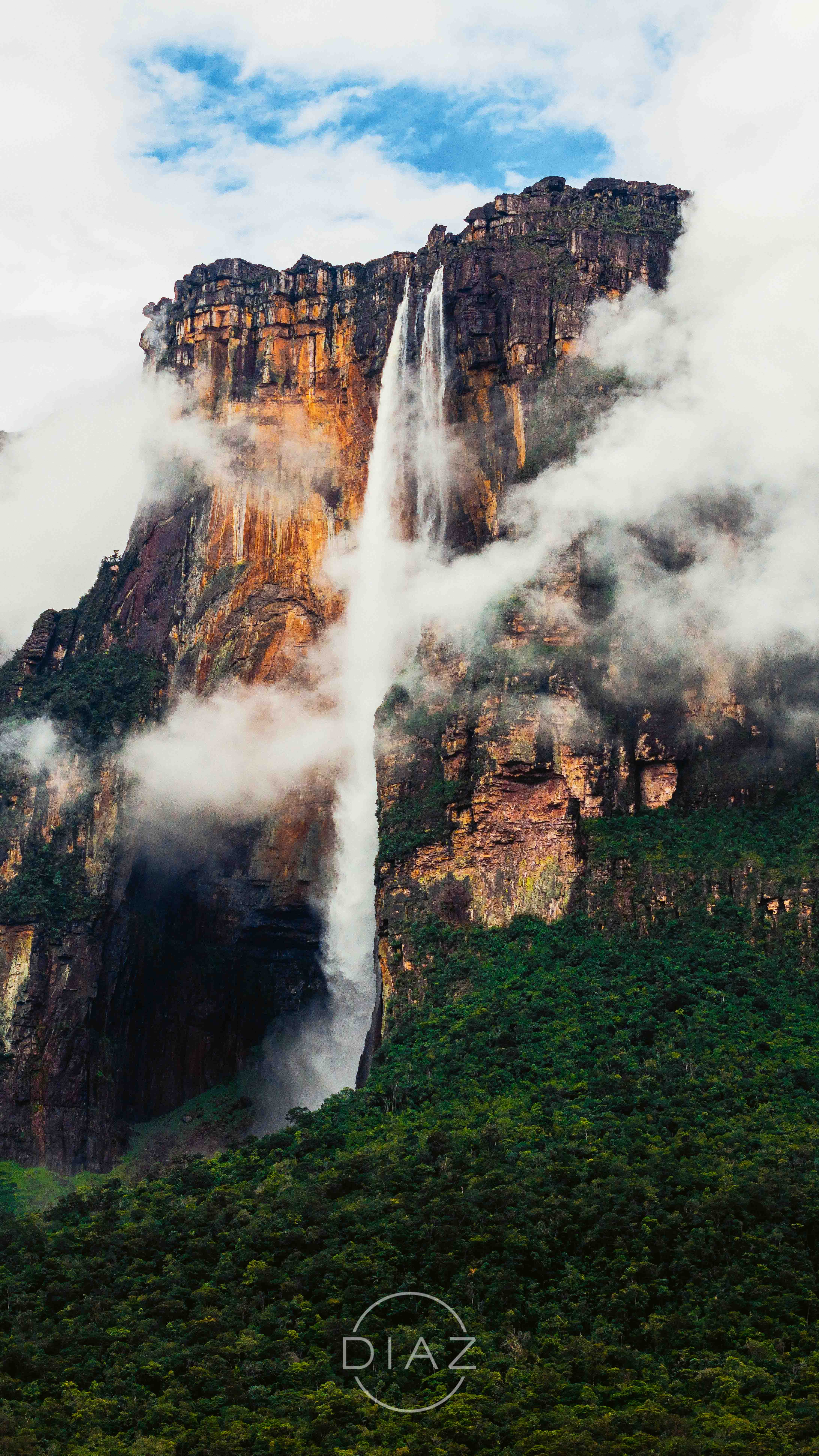 El Salto Ángel entre nubes